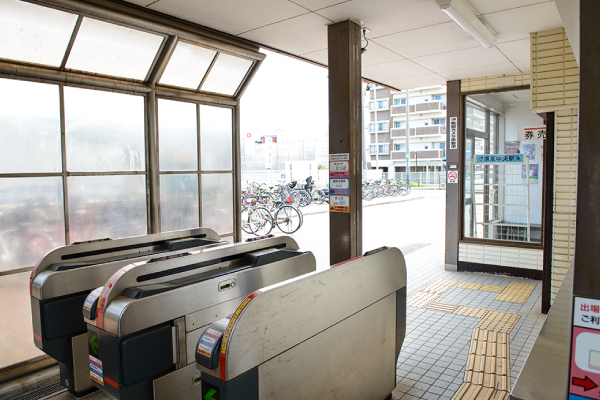 [写真]JR香椎線 須恵中央駅の改札口からまっすぐに進みます。