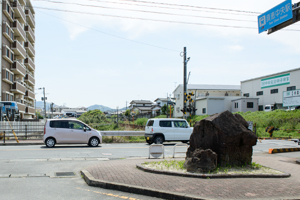 [写真]岩を目印に直進し、歩道があるので左折してください。