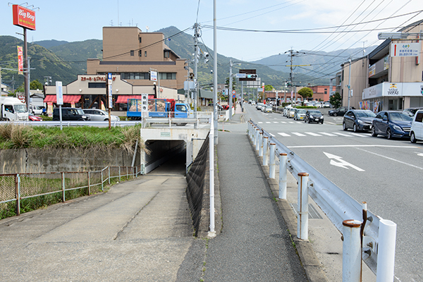 [写真]左側のトンネルを直進もしくは右側を直進して交差点「須恵中央」を渡ってください。